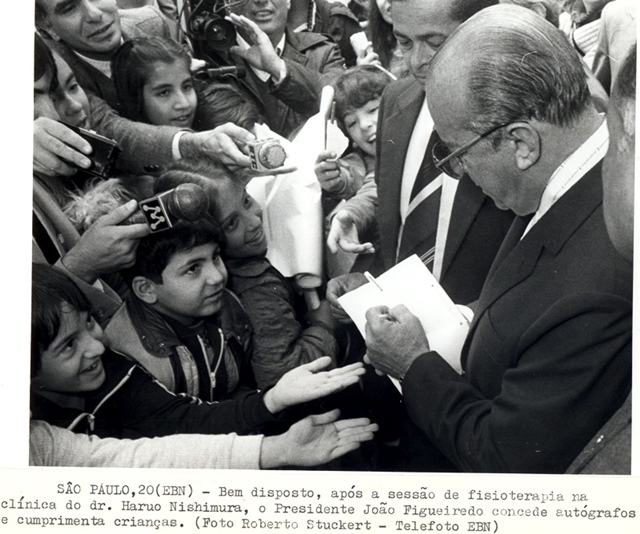 Presidente João Figueiredo após sessão de fisioterapia na clínica do dr. Haruo Nishima, concede autógrafos e cumprimenta crianças