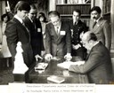 Presidente João Figueiredo assina livro de visitante da Fundação Maria Luiza e Oscar Americano