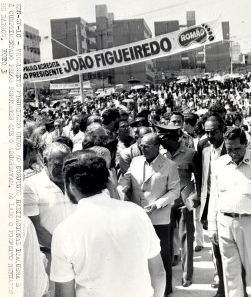 Presidente João Figueiredo chega ao conjunto habitacional Itaquera, ao lado, o prefeito Reynaldo de Barros