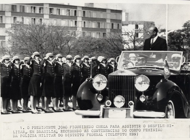 Presidente João Figueiredo  chega para assistir o desfile militar, em Brasília, recebendo as continências do corpo feminino da polícia militar do Distrito Federal