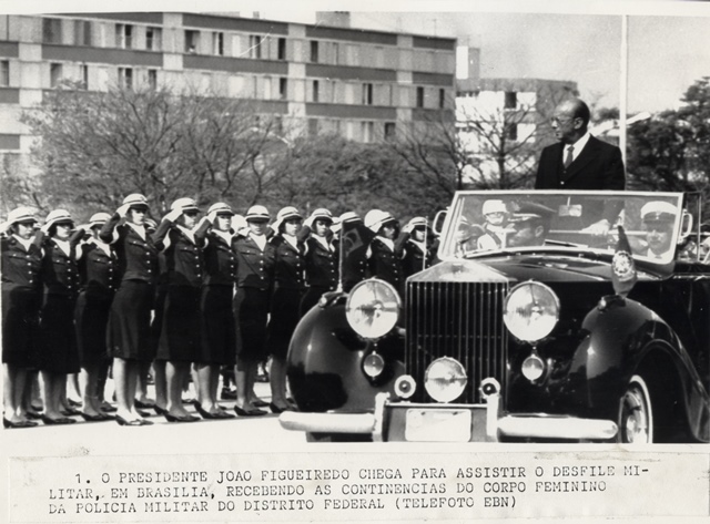 Presidente João Figueiredo  chega para assistir o desfile militar, em Brasília, recebendo as continências do corpo feminino da polícia militar do Distrito Federal