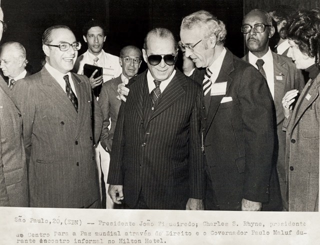 Presidente João Figueiredo com Charles S. Rhyne, presidente do centro para a paz mundial através do direito e o gov. Paulo Maluf, durante encontro 