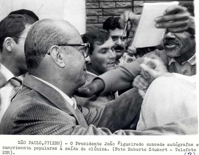 Presidente João Figueiredo concede autógrafos e cumprimenta populares à saída da clínica