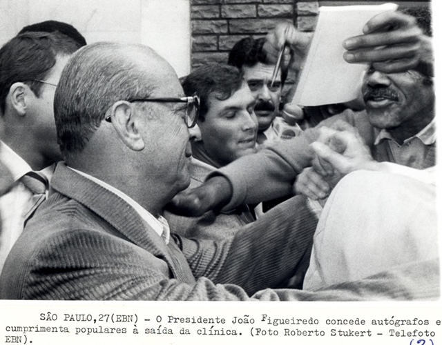 Presidente João Figueiredo concede autógrafos e cumprimenta populares à saída da clínica