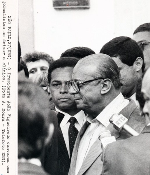 Presidente João Figueiredo conversa com jornalistas ao deixar a clínica