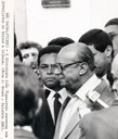 Presidente João Figueiredo conversa com jornalistas ao deixar a clínica