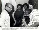 Presidente João Figueiredo conversa com um garoto e senhoras que o aguardavam à saída da clínica do dr. Haruo Nishimura
