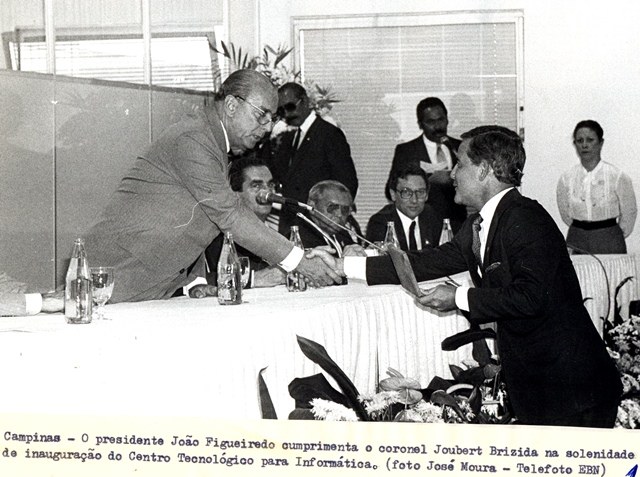 Presidente João Figueiredo cumprimenta o coronel Joubert Brizida na solenidade de inauguração do Centro Tecnológico para Informática