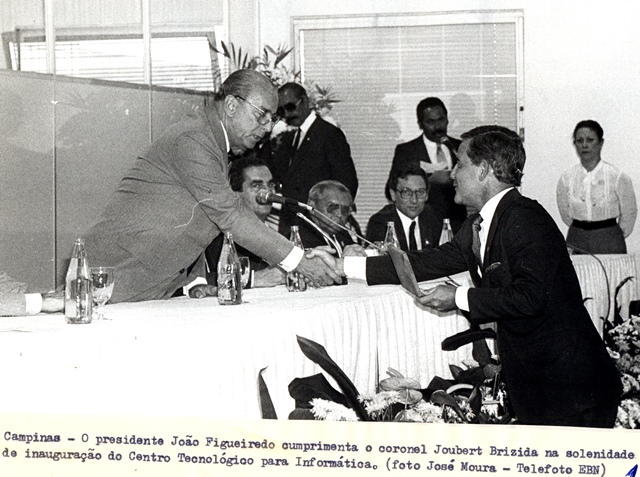 Presidente João Figueiredo cumprimenta o coronel Joubert Brizida na solenidade de inauguração do Centro Tecnológico para Informática