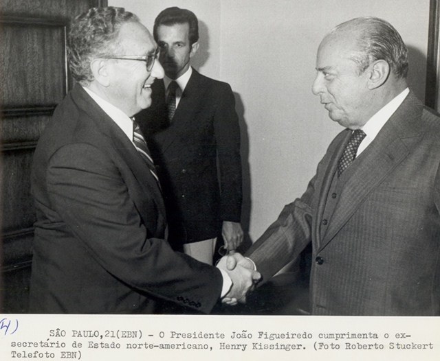 Presidente João Figueiredo cumprimenta o ex-sercretário de estado norte-americano, Henry Kissinger