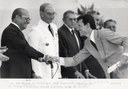 Presidente João Figueiredo cumprimenta o formando Ranieri de Araújo Gonçalves, menção honrosa, turma 80 do ITA