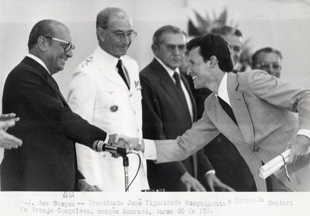 Presidente João Figueiredo cumprimenta o formando Ranieri de Araújo Gonçalves, menção honrosa, turma 80 do ITA