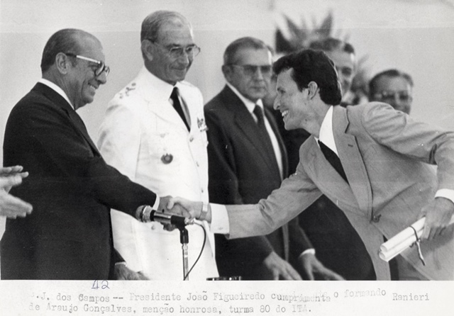 Presidente João Figueiredo cumprimenta o formando Ranieri de Araújo Gonçalves, menção honrosa, turma 80 do ITA