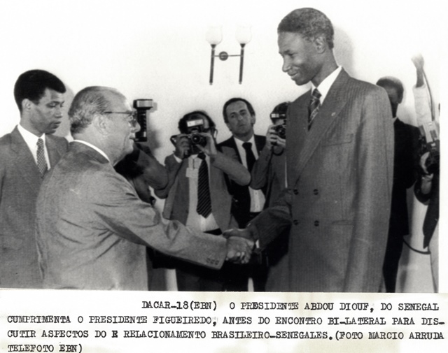 Presidente João Figueiredo cumprimenta o presidente Abdou Diouf, do Senegal, antes do encontro bilateral