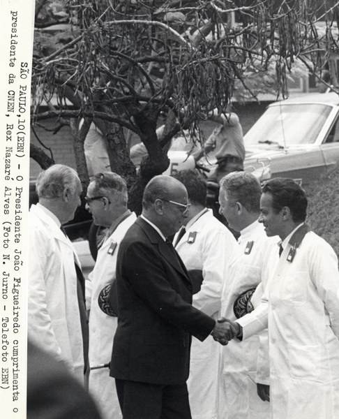 Presidente João Figueiredo cumprimenta o presidente da CNEN, Rex Nazaré Alves
