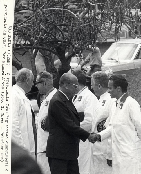 Presidente João Figueiredo cumprimenta o presidente da CNEN, Rex Nazaré Alves