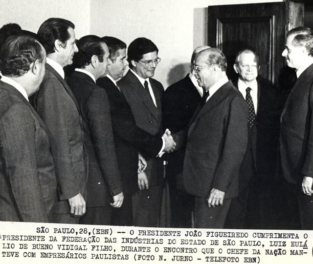 Presidente João Figueiredo cumprimenta o presidente da Federação das Indústrias do Estado de São Paulo, Luiz Eulálio de B.V. Filho