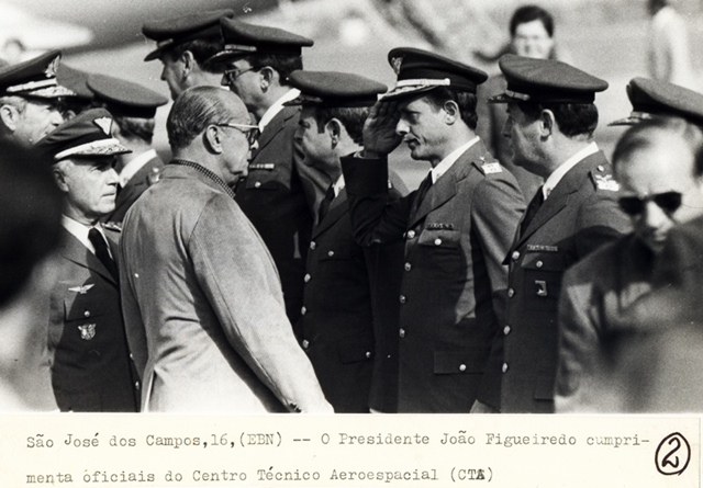 Presidente João Figueiredo cumprimenta oficiais do Centro Técnico Aeroespacial - CTA