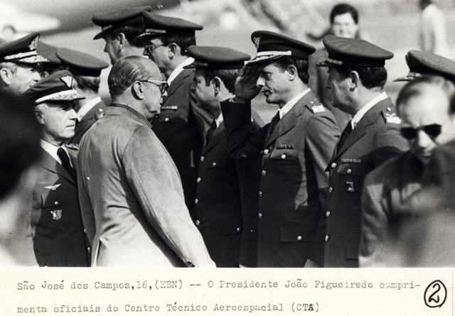 Presidente João Figueiredo cumprimenta oficiais do Centro Técnico Aeroespacial - CTA