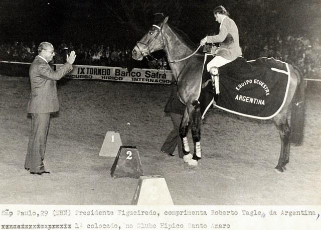 Presidente João Figueiredo cumprimenta Roberto Tagle, da Argentina, 1º colocado, no clube hipico Santo Amaro