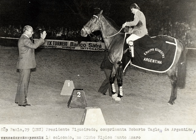 Presidente João Figueiredo cumprimenta Roberto Tagle, da Argentina, 1º colocado, no clube hipico Santo Amaro