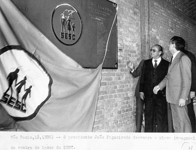 Presidente João Figueiredo descerra a placa inaugural do Centro de Lazer do SESC