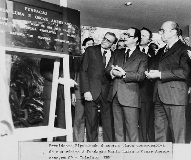 Presidente João Figueiredo descerra placa comemorativa de sua visita à Fundação Maria Luiza e Oscar Americano