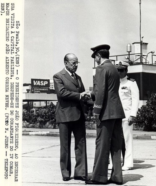 Presidente João Figueiredo despede-se do comandante do IV Comar, Major Brigadeiro João Alberto Correa Neves