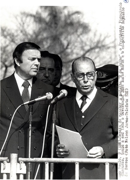 Presidente João Figueiredo discursa depois de receber a medalha 9 de julho, ao lado do gov.  José Maria Marin e o ex-prefeito Reynaldo de Barros
