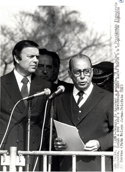 Presidente João Figueiredo discursa depois de receber a medalha 9 de julho, ao lado do gov.  José Maria Marin e o ex-prefeito Reynaldo de Barros
