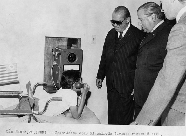 Presidente João Figueiredo durante visita a AACD (2)