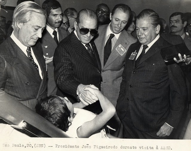 Presidente João Figueiredo durante visita a AACD (3)