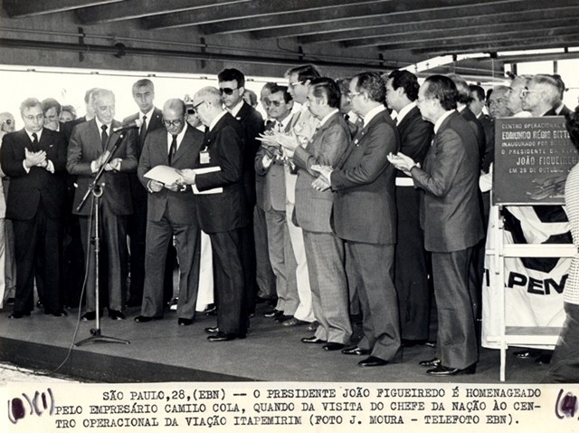 Presidente João Figueiredo é homenageado pelo empresário Camilo Cola, quando da visita ao centro operacional da viação Itapemirim