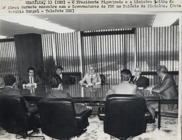 Presidente João Figueiredo e o ministro Leitão de Abreu durante encontro com governadores do PDS no Palácio do Planalto