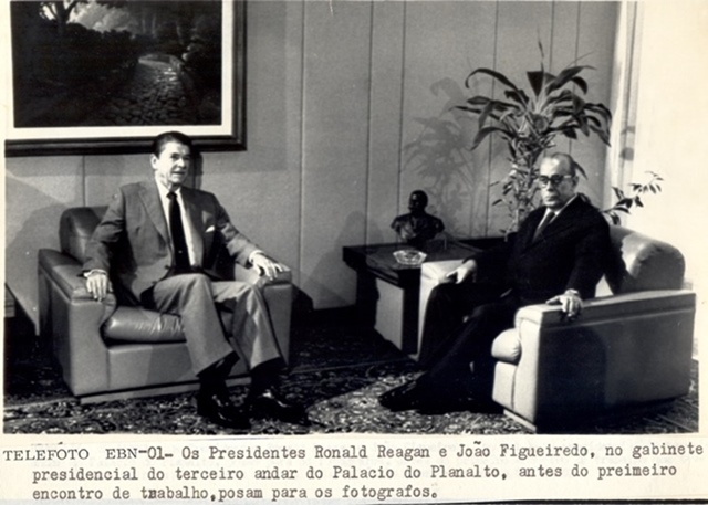 Presidente João Figueiredo e o Presidente Ronald Reagan, no gabinete presidencial, antes do 1º encontro de trabalho