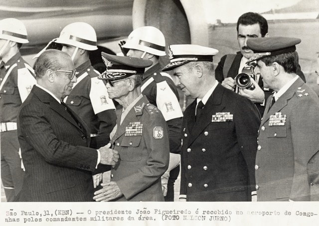 Presidente João Figueiredo é recebido no aeroporto de Congonhas pelos comandantes militares da área