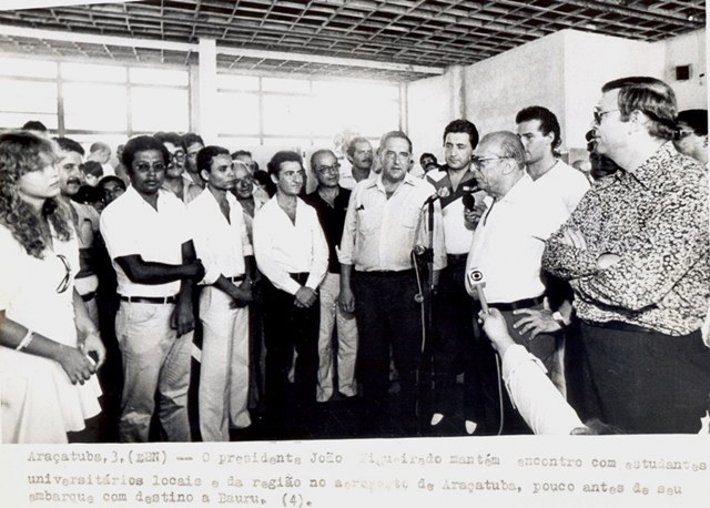 Presidente João Figueiredo em encontro com estudantes universitários no aeroporto de Araçatuba