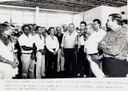 Presidente João Figueiredo em encontro com estudantes universitários no aeroporto de Araçatuba