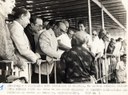 Presidente João Figueiredo em Itaquera, cumprimenta Arnaldo Pedro das Dores, um dos moradores do Conjunto Habitacional que receberam as chaves