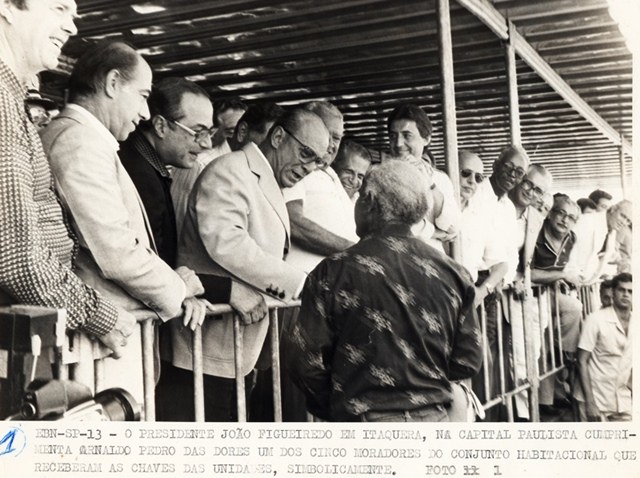Presidente João Figueiredo em Itaquera, cumprimenta Arnaldo Pedro das Dores, um dos moradores do Conjunto Habitacional que receberam as chaves