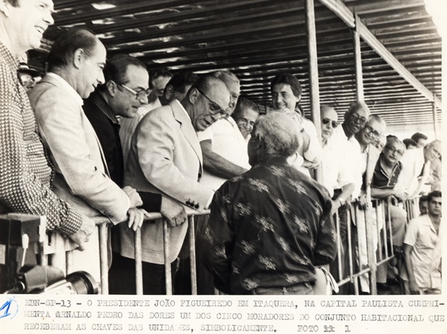 Presidente João Figueiredo em Itaquera, cumprimenta Arnaldo Pedro das Dores, um dos moradores do Conjunto Habitacional que receberam as chaves
