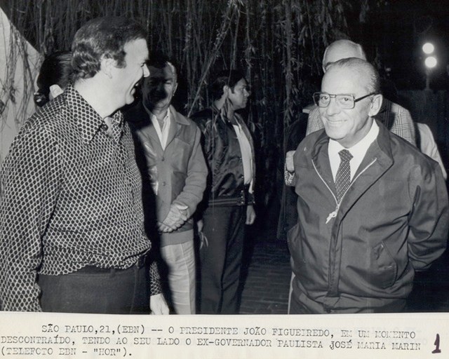 Presidente João Figueiredo em um momento descontraído, tendo ao seu lado o ex-governador paulista José Maria Marin