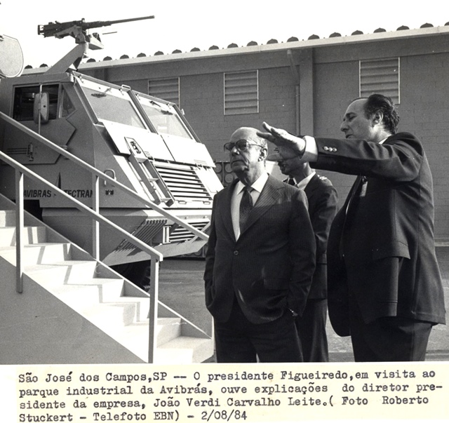 Presidente João Figueiredo em visita ao parque industrial Avibrás