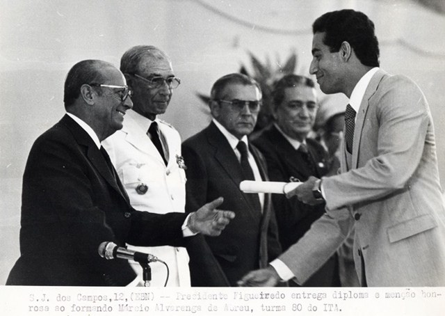 Presidente João Figueiredo entrega diploma e menção honrosa ao formando Márcio Alvarenga de Abreu, turma 80 do ITA