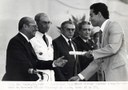 Presidente João Figueiredo entrega diploma e menção honrosa ao formando Márcio Alvarenga de Abreu, turma 80 do ITA