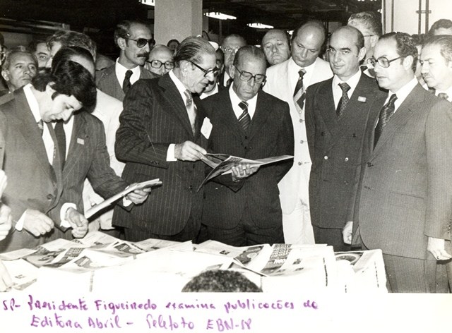Presidente João Figueiredo examina publicações da Editora Abril
