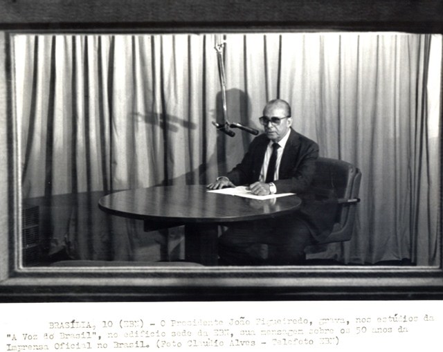 Presidente João Figueiredo  grava, nos estúdios da "A voz do Brasil", mensagem sobre os 50 anos da imprensa oficial do Brasil