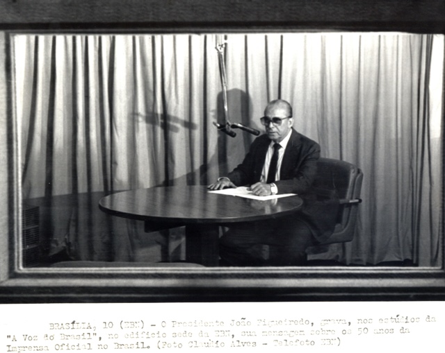 Presidente João Figueiredo  grava, nos estúdios da "A voz do Brasil", mensagem sobre os 50 anos da imprensa oficial do Brasil