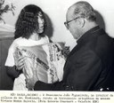 Presidente João Figueiredo na clínica do dr. Nishimura, recebe um travesseiro ortopédico da menina Viviane Menna Barreto