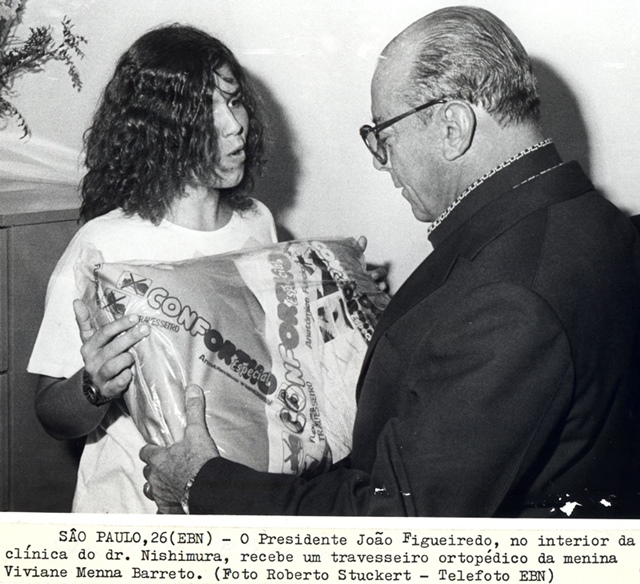 Presidente João Figueiredo na clínica do dr. Nishimura, recebe um travesseiro ortopédico da menina Viviane Menna Barreto